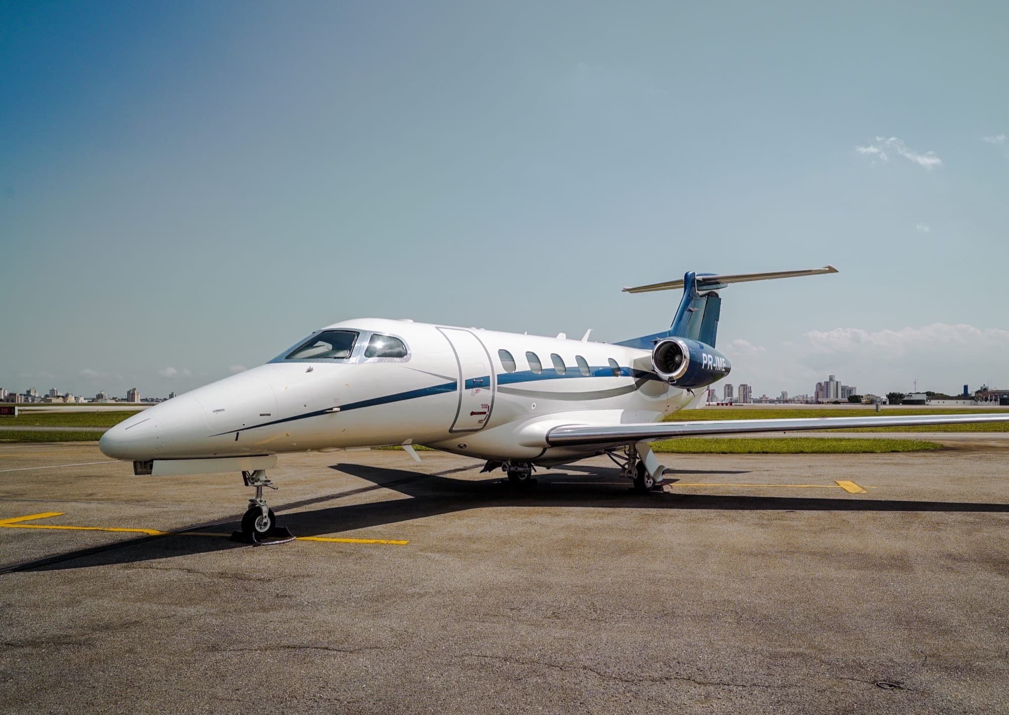 Embraer Phenom 300 PR-IME da Prime You no pátio, foto publicada no site da empresa
